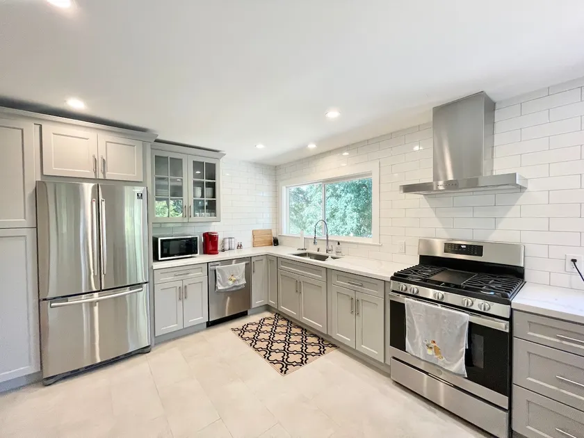 *SAINTJOHNS COURT*- COZY&CLEAN- Centrally located - Image 1