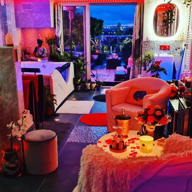 Spa de la Lune - Private love room suite with terrace and view - Air Conditioned- Double jacuzzi - Sauna - King size bed - Free WIFI - Free parking - Free breakfast - Close to CDG airport and to the North of Paris - Image 1