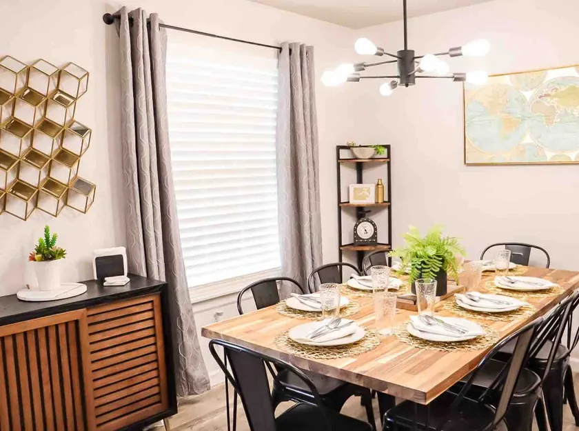 3 bed, 2 bath Luxury Home- SteamPunk Station close to everything! - Image 1