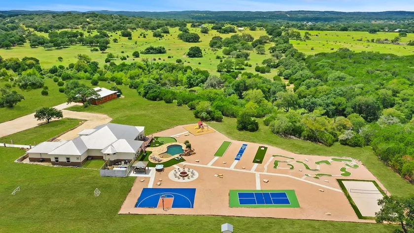 ** NEW 5 STAR HILL COUNTRY RETREAT ** - Image 1