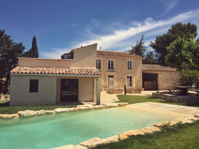 Large farmhouse near L'Isle-sur-Sorgues - Image 1