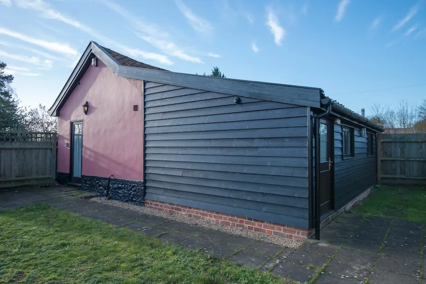 1 Bedroom Converted Piggery, Cob Cottage Haughley - Image 1