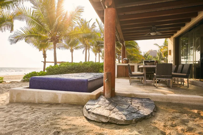 ”Villa Noche, Playa, Luna” (Night, Beach, Moon Villa) G27 - Image 1