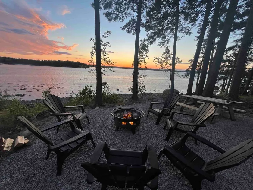 Bar Harbor Oceanfront Log Cabin 10 min to Acadia National Park - Image 1