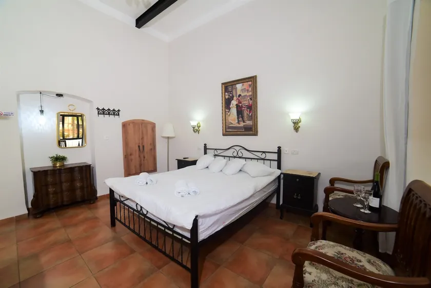 Romantic double room (5) • Historic building • Shared terrace • Parking - Image 1