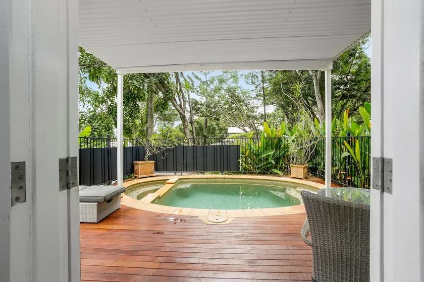 Understated Elegant Cottage in Port Douglas - Image 1