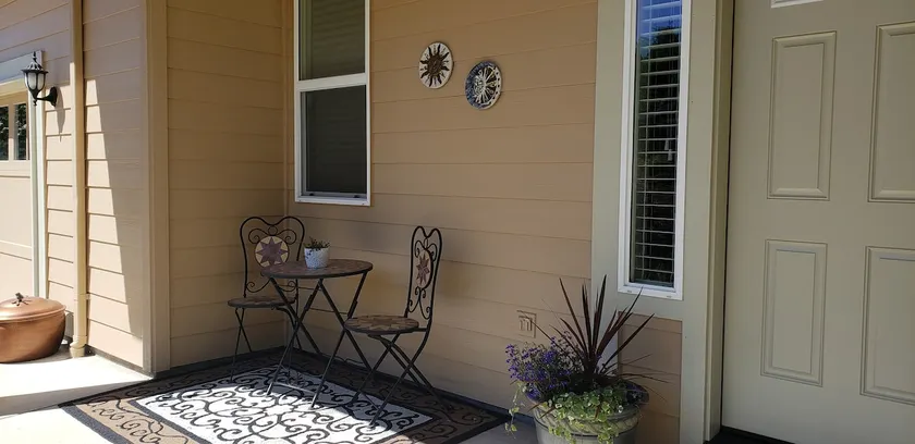Jan Special! Spacious 2 BR suite in great location - Image 1