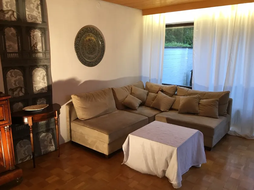 Bungalow with pool, close to city and fair - Image 1