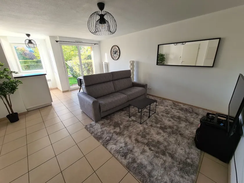 Quiet one-bedroom apartment with pool, 5 minutes from everything and quiet - Image 1