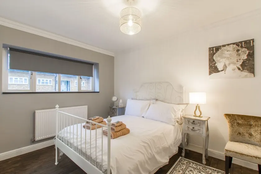 Stylish London 5 double bed flat 2 mins to Metro - Image 1