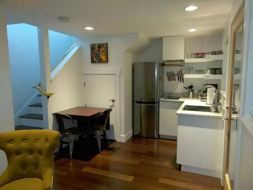 Cottage with excellent location and views - Image 1