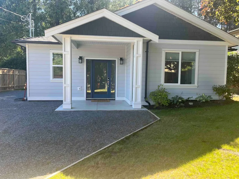 Cadboro Bay Coastal Cottage- Steps to UVIC - Image 1