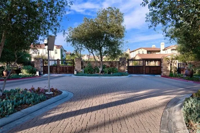 Upscaled BEACH gated community 4beds home - Image 1