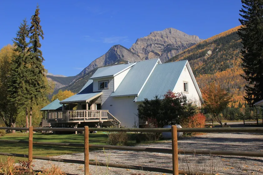 Bear Paw Lodge - Un refugio de montaña cerca de Golden & Kicking Horse. - Image 1