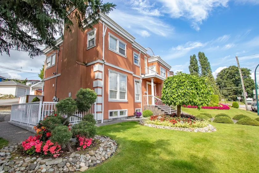 4 Bedroom Clean & Quiet Suite in Central Vancouver - Image 1