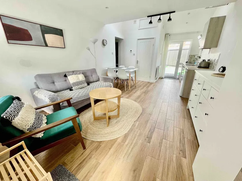 The Corner House -Town Centre cosy 2 bed apartment - Image 1