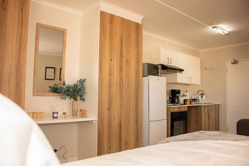 Charms and bows studio apartment -near ORT airport - Image 1