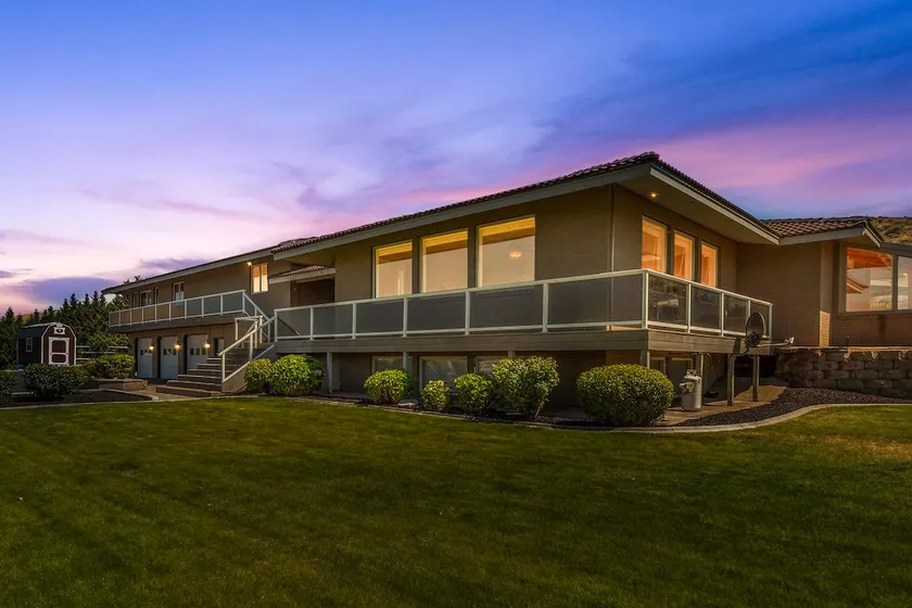 Wenatchee Mansion. 6500 sqft, pool, hot tub, 6 BR, theater, billiards and more! - Image 1