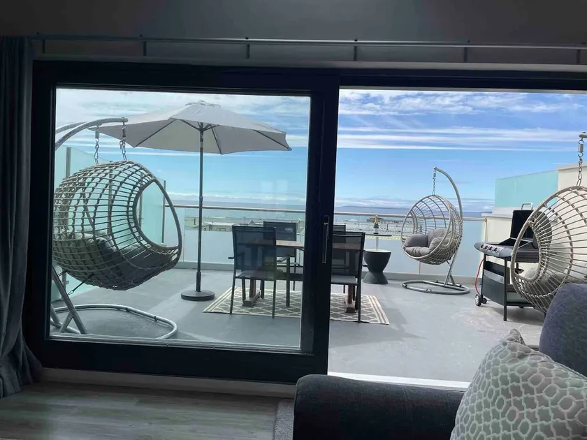 Luxurious seaside holiday home, minutes from beach - Image 1