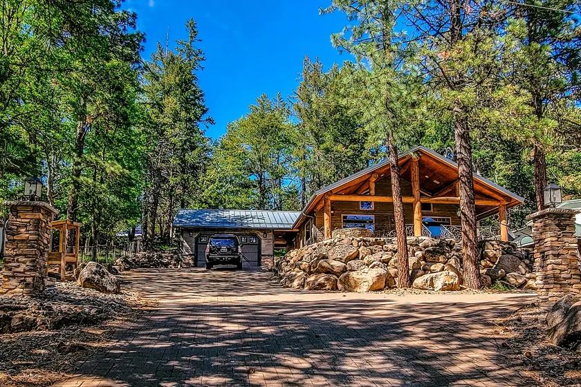 Beautiful Log Cabin at Rock Creek Reservoir - Image 1
