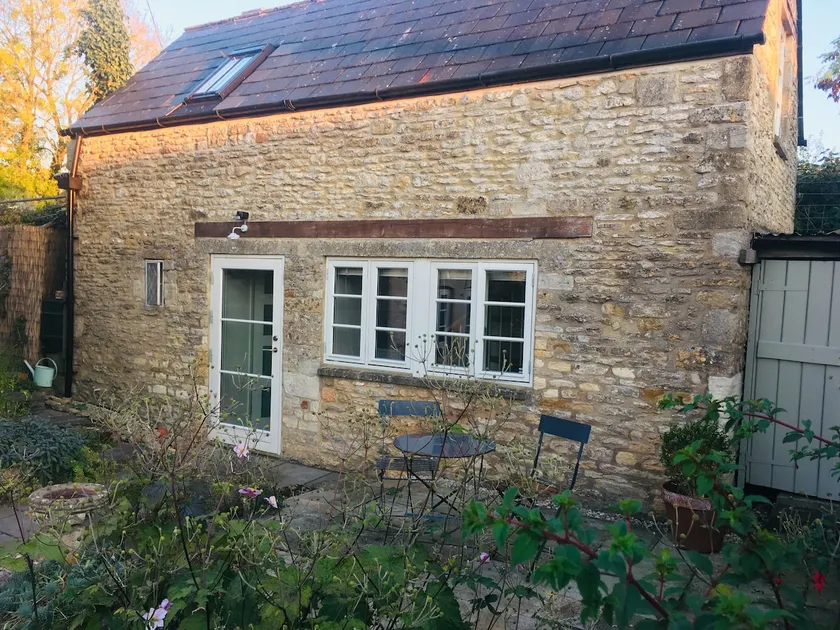 Tranquil Cotswold Wash House Cottage - Image 1