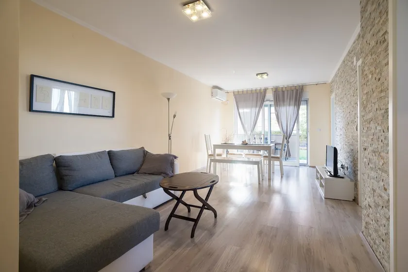 Modern apartment with private pool - Image 1