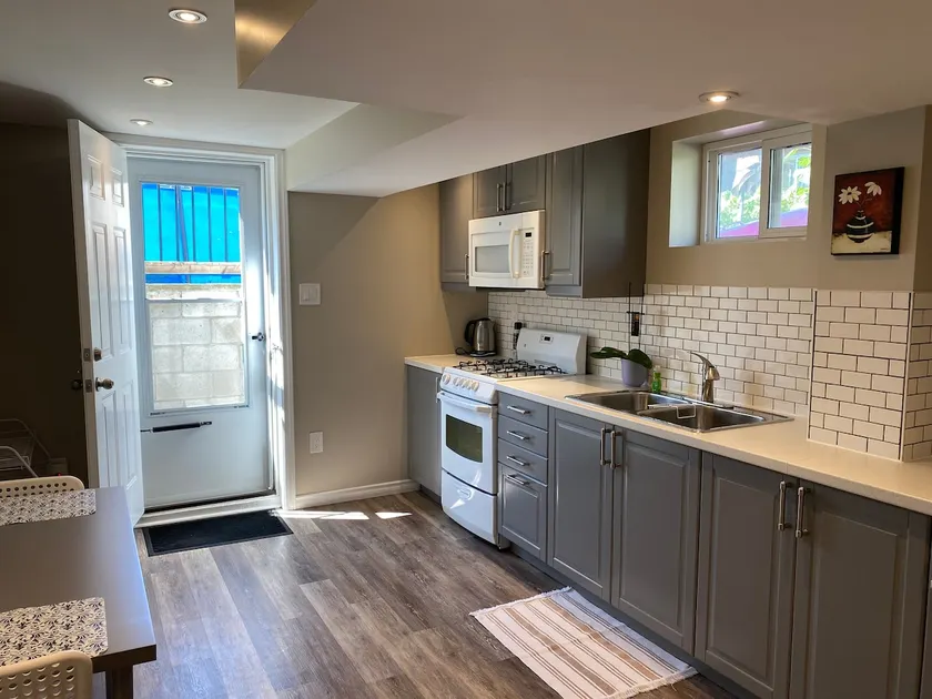 Bright and spacious basement apartment - Image 1
