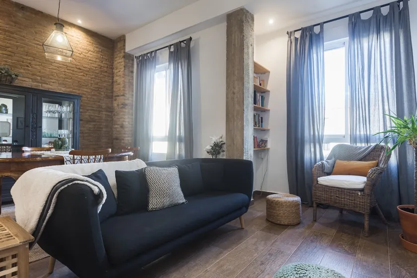 Sunny and Spacious, very close to the historic center - Image 1