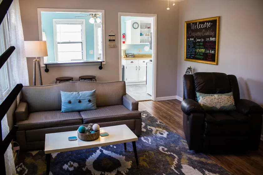 Cozy Cottage Near the Airport ((3 min to airport)) - Image 1