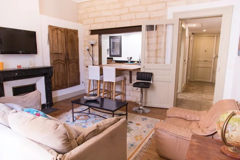 Unique 2-room apartment, 60 m2, in the city center with parking - Image 1