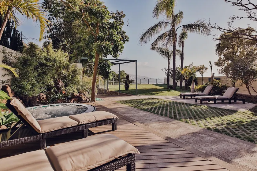 The Circular Villa - jacuzzi, hiking & vineyards - Image 1