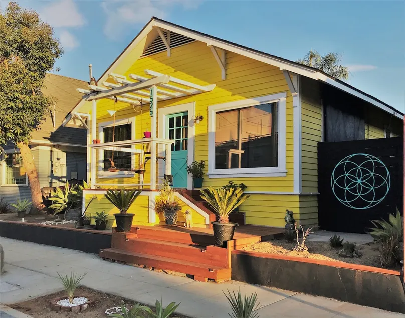 Adorable beach bungalow 2bd/1ba w/private backyard - Image 1