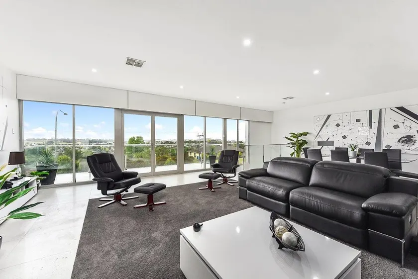 KENNEDY EXECUTIVE TOWNHOUSE – LUXURIOUS & SPACIOUS - Image 1