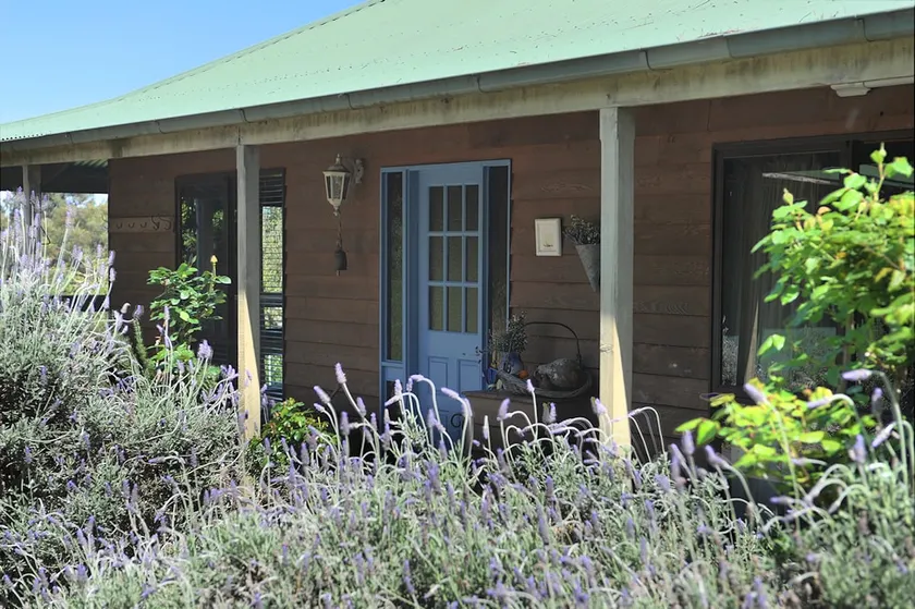 Lovely Yarra Valley farmhouse with beautiful views - Image 1