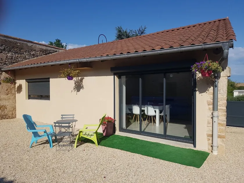 Excellent accommodation for 2–4 people, close to A40 and A6 - Image 1