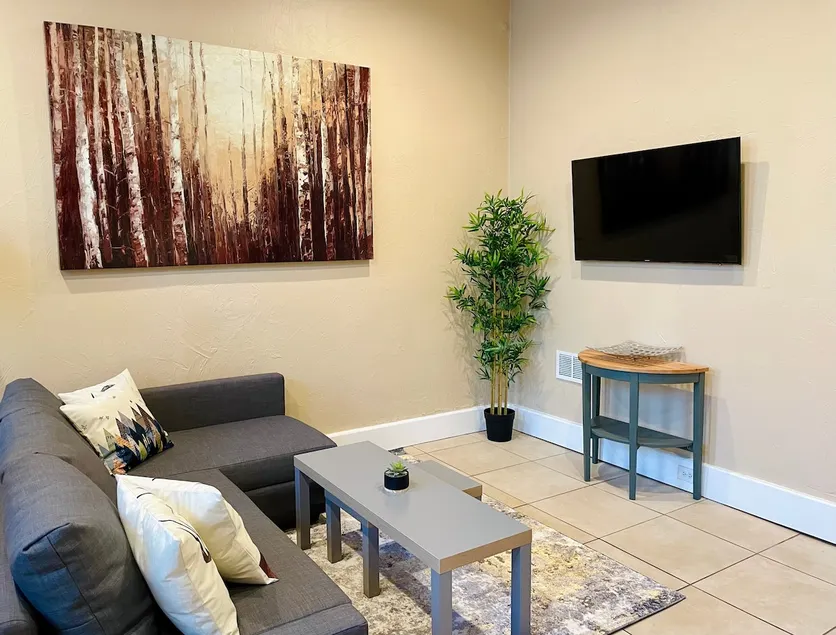 Studio Apartment on Main Street near W&J - Image 1