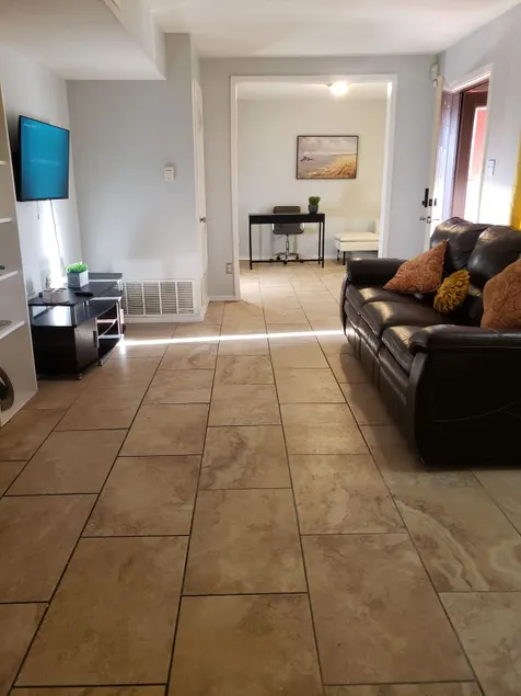 Convenient, close to shops restaurants and more - Image 1