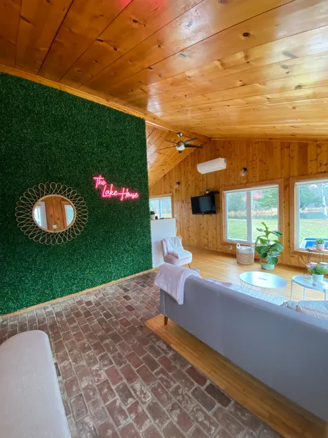 Enjoy this Peaceful Cottage by Private Lake! - Image 1
