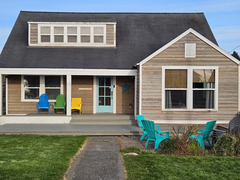 Fenced Yard. Dog Friendly 1.5 blocks to Beach! - Image 1