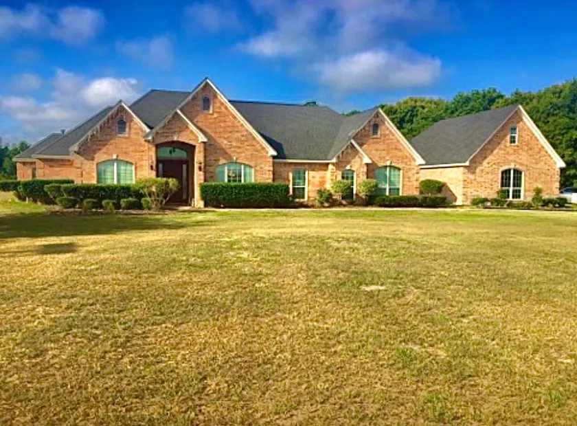 A Luxury Country-Side Home on 12 Acres - Image 1