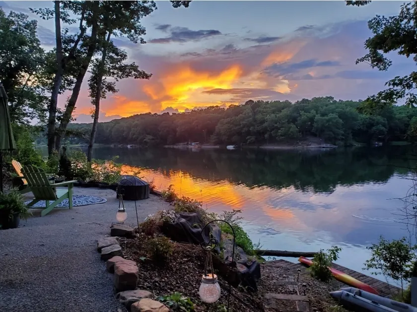 The Green Door on Lake Avalon - Lakefront Retreat - Image 1
