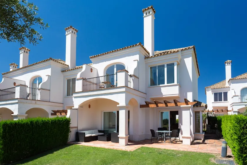 Beautiful 1 bedroom house with garden, pool and golf - Image 1