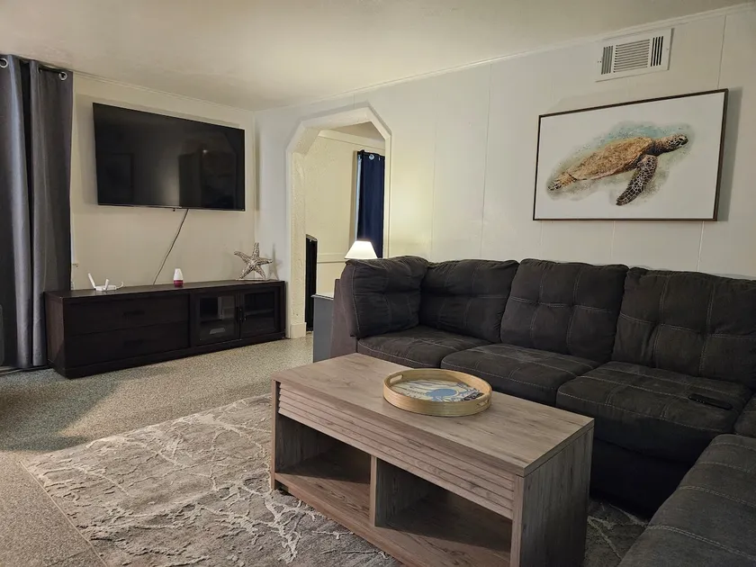 Whole 2br home with parking in quiet area - Image 1