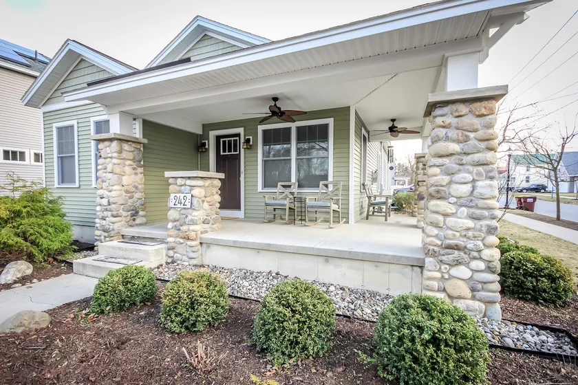 Bungalow at 242 Grand - Image 1