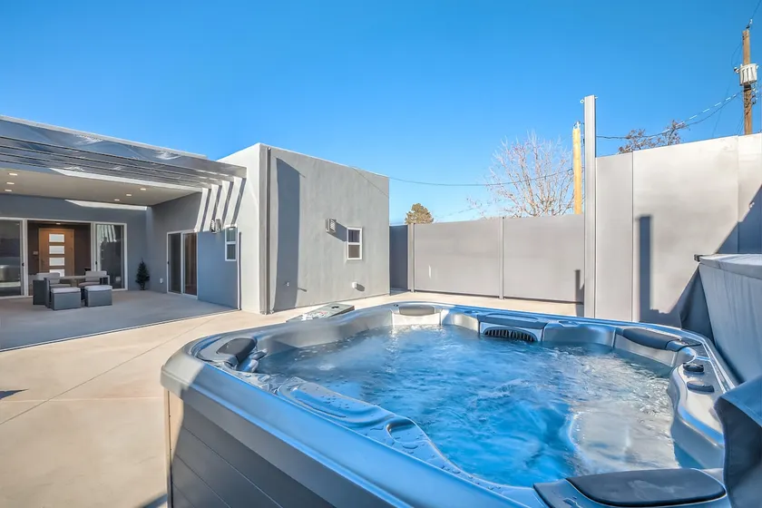 Casa nueva en ABQ Uptown - Image 1