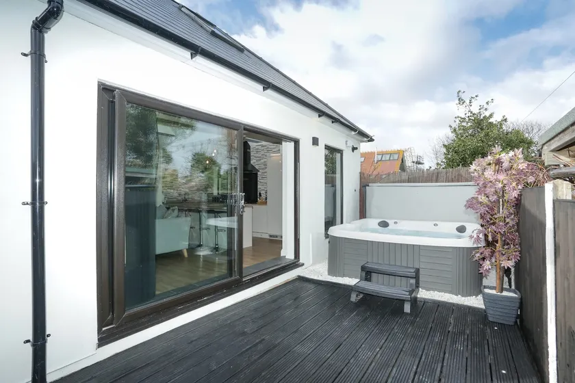 The Broadway Beach House with Hot tub - Image 1