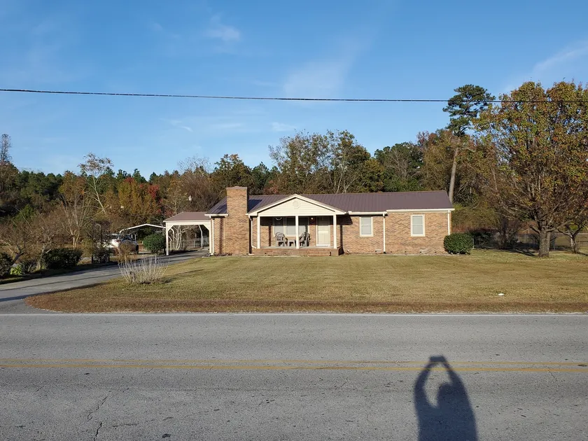 3 Bedroom Brick House on a HUGE Lot. Pet Friendly. - Image 1