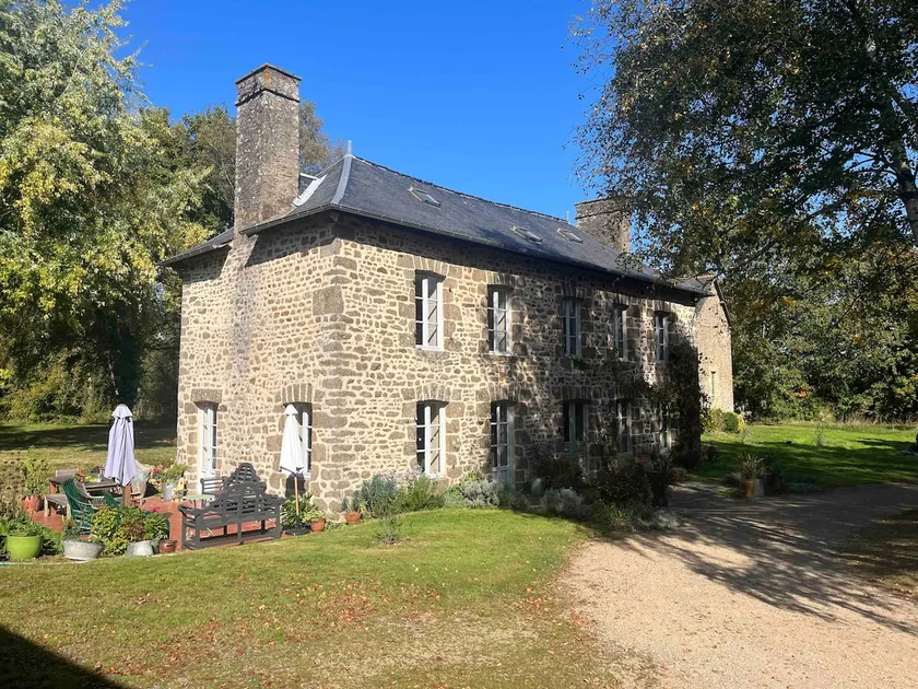 Spacious 4-Bed Family Country Home w Pool/Gardens - Image 1