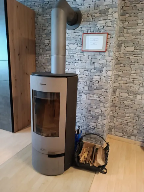 Cozy 3-bedroom apartment with fireplace - Image 1