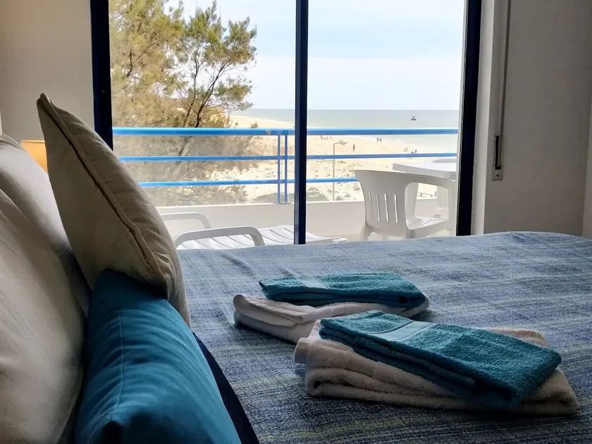 Exquisite Front Beach Apartment a Quarteira - Image 1